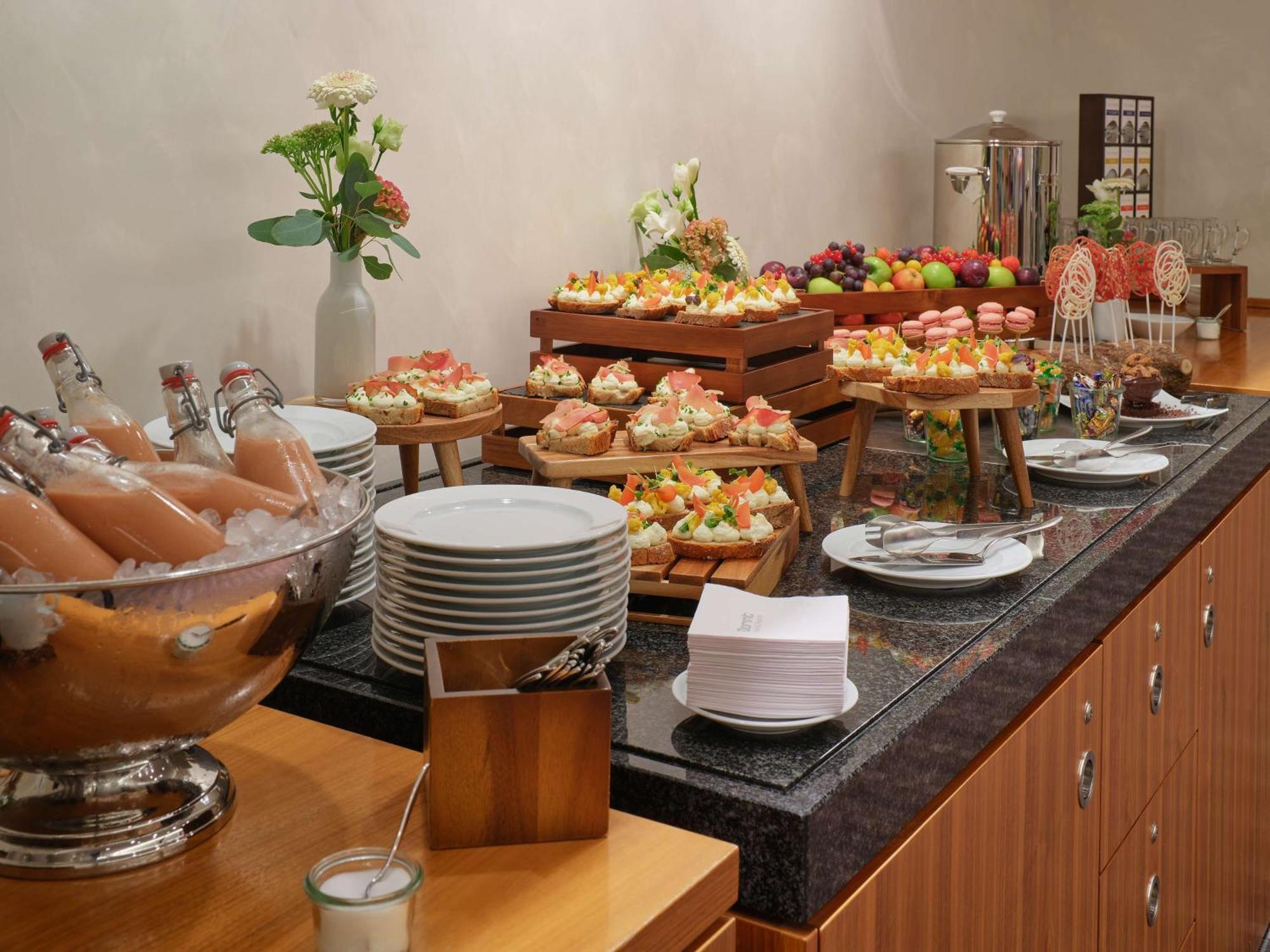 Dorint Kurfuerstendamm Berlin Exterior photo A buffet